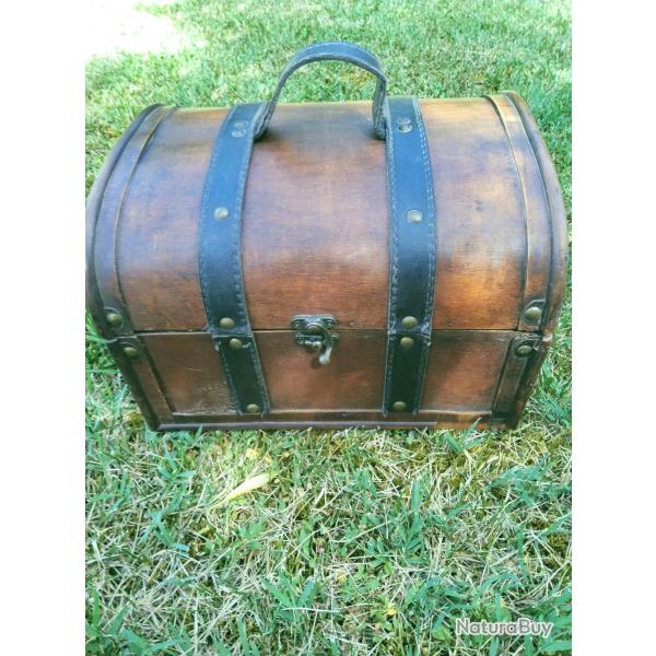 A SAISIR - Joli coffret bois massif 27.5x22.5x18 cm BE pouvant recevoir une ancienne arme de poing