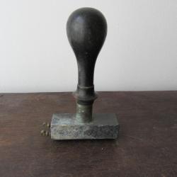 Tampon &agrave; syst&egrave;me 2 mollettes vers 1900