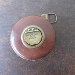 D&eacute;cam&egrave;tre ruban cuir et laiton vers 1900