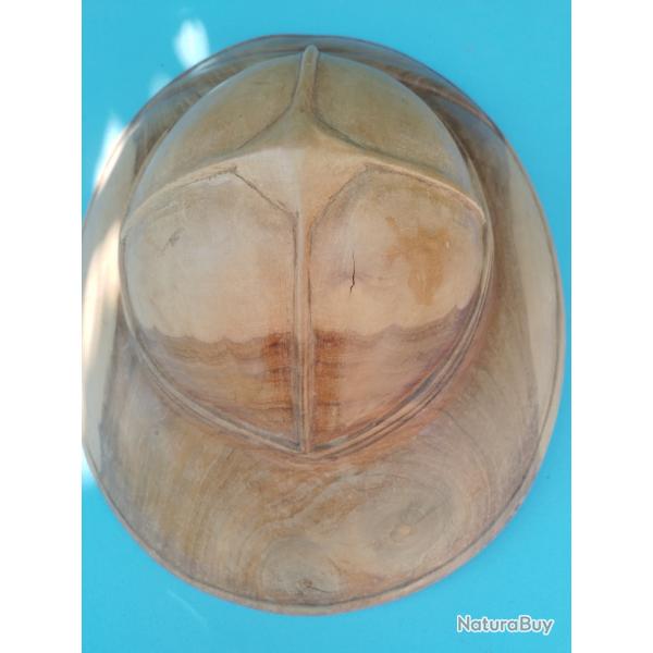 sculture casque colonial en bois
