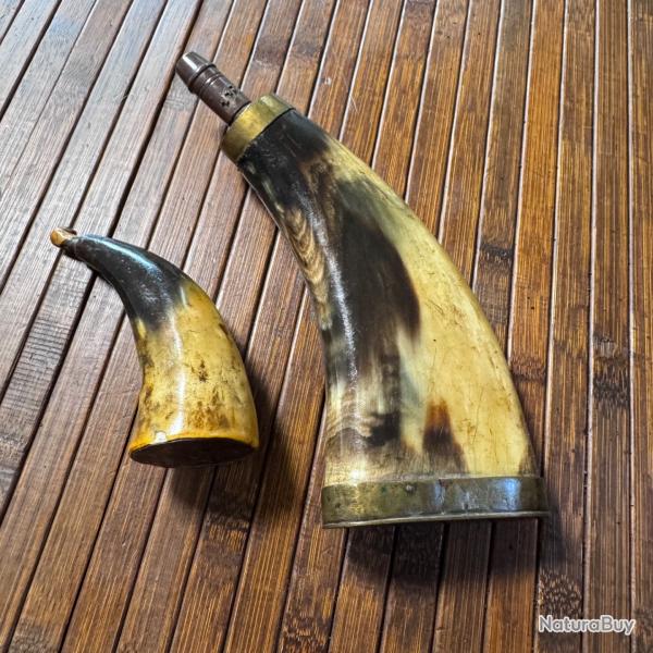 DEUX POIRE A POUDRE EN CORNE XlX �ME COLLECTION