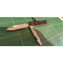 couteau pliant, outil de mesure, tourne vis, d&eacute;capsuleur, tire bouchon et pointe