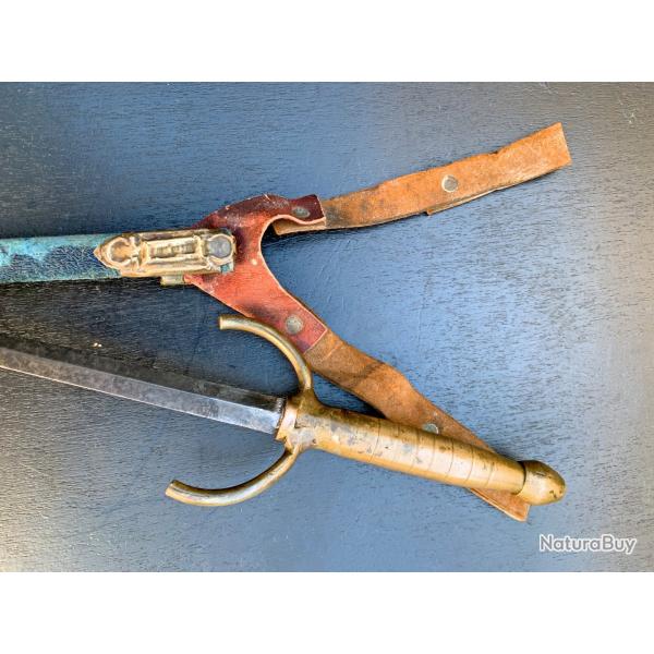 LONGUE DAGUE DANS SON FOURREAU, LAME A 4 FACES, PROBABLE XIX�, ORIGINE A DETERMINER, EPEE