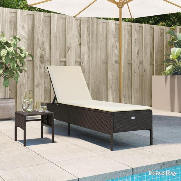 Chaise longue avec table et coussin marron r�sine tress�e