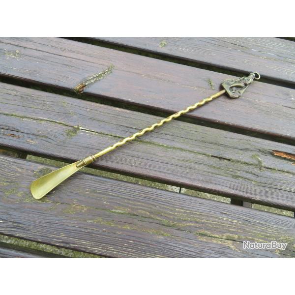 Grand Chausse-pied vintage en laiton patin� oxyd�, � d�cor d'un p�cheur a pied (L: 48 Cm)(XX�)
