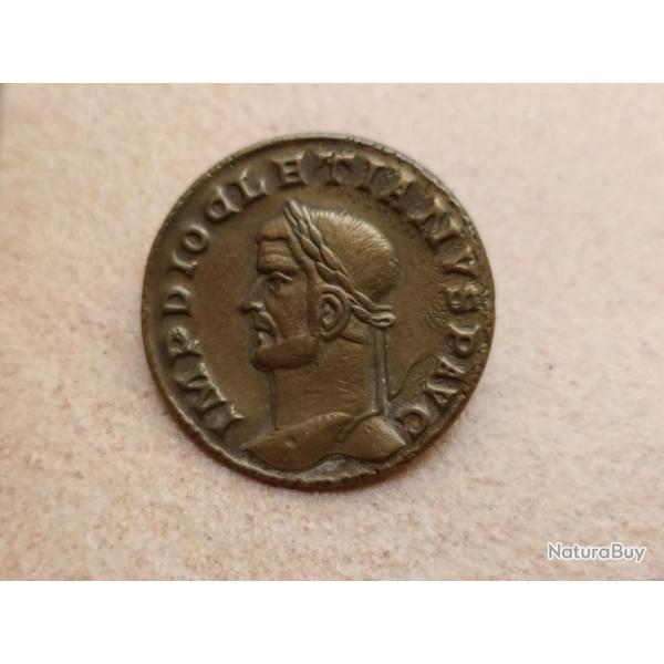 MEDAILLE BROCHE PERSONNAGE ROMAIN EMPEREUR STYLE PIECE DE MONNAIE