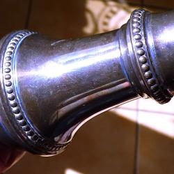 SPLENDIDE SOUPOUDREUSE A SUCRE ANCIENNE, PLAQUEE ARGENT (JE PENSE) AVEC BEAUX POINCONS DIVERS EN TBE