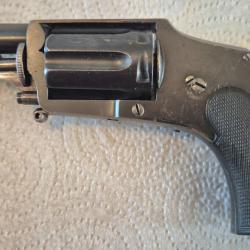 Revolver  hammerless 6mm centrale Pv en superbe &eacute;tat de presentation et de fonctionnement.