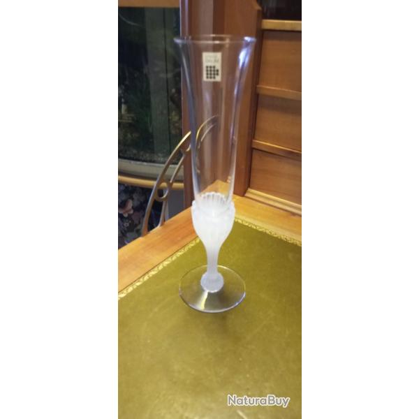 Vase en cristal neuf sign� Daum