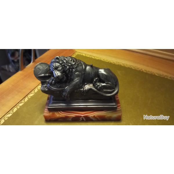 Tr�s rare groupe en �tain repr�sentant le lion de Lucerne