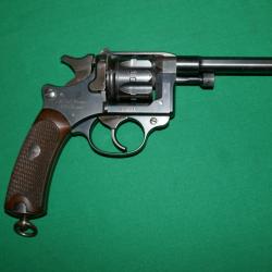 Revolver 1892 de la MAS dat&eacute; 1893 en 8mm/92 n'ayant pas eu la modification de plaque de recouvrement