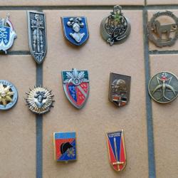 LOT DE 12 INSIGNES ARMEE FRANCAISE ARME BLINDEE CAVALERIE ECOLE ST CYR  ARTHUS BERTRAND ATLAS