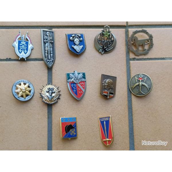 LOT DE 12 INSIGNES ARMEE FRANCAISE ARME BLINDEE CAVALERIE ECOLE ST CYR  ARTHUS BERTRAND ATLAS