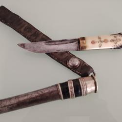 Couteau / dague ethnographique ancienne. Attribution exacte non garantie.