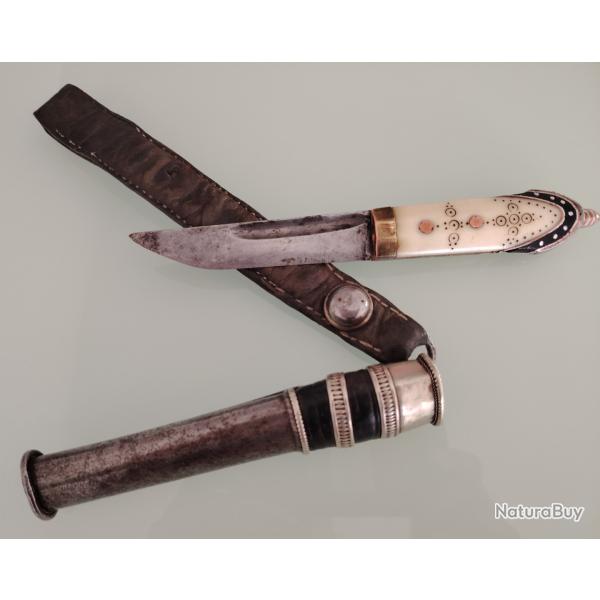 Couteau / dague ethnographique ancienne. Attribution exacte non garantie.