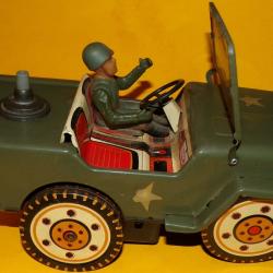 Jeep avec soldat militaire en t&ocirc;le peinte et lithographi&eacute;e   Frabricado en Espana CLIM. Longueur: 27