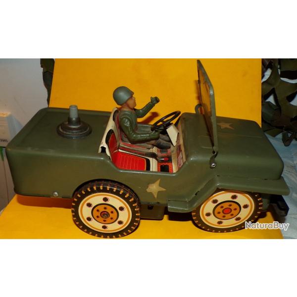Jeep avec soldat militaire en t�le peinte et lithographi�e   Frabricado en Espana CLIM. Longueur: 27