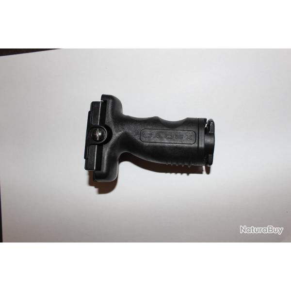 Poign�e avant verticale avec rangemement pile CR123 de marque Cadex pour M4 / AR15,etc