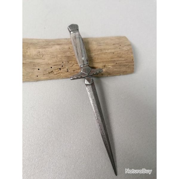 Dague de vertu bois de h�tre