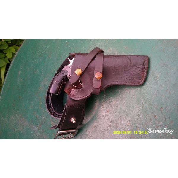 Beau revolver Fran�ais de st Etienne avec Holster et ceinturon