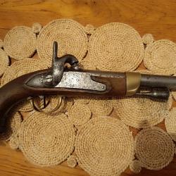 Pistolet de cavalerie fran&ccedil;aise modi i822 Tbis. &eacute;tat correcte, cross l&eacute;g&egrave;rement fendue comme sur la