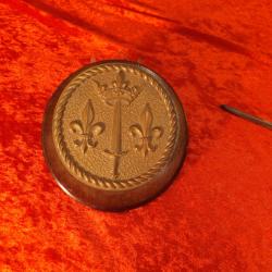 Tape de bouche Marine en bronze, fleur de lys et couronne.  ARMES DE JEANNE D'ARC Superbe objet,