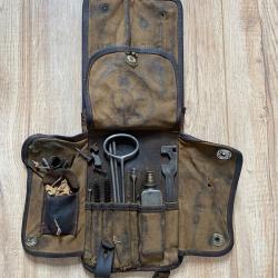 Trousse de nettoyage et entretien hotchkiss mle 1922 avec visi&egrave;re antia&eacute;rienne.