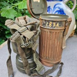 Masque anti gaz ww2 dans sa boite dans le jus du grenier