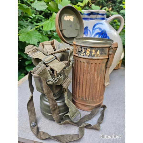 Masque anti gaz ww2 dans sa boite dans le jus du grenier
