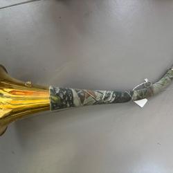 corne en laiton motif sanglier dor&eacute; avec revetement camouflage + deux attaches a vendre aux ench&egrave;re