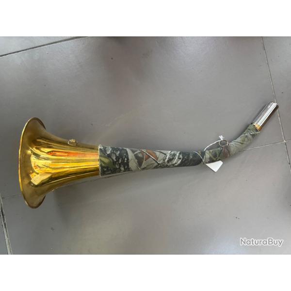 corne en laiton motif sanglier dor� avec revetement camouflage + deux attaches a vendre aux ench�re
