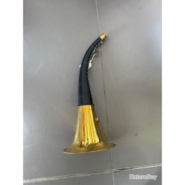corne en laiton dor� avec revetement cuir + deux attaches a vendre aux ench�re sans pipiet