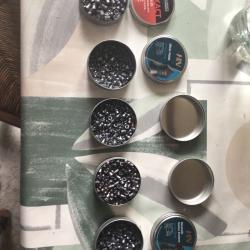Cinq bo&icirc;tes de plomb, calibre 5,5