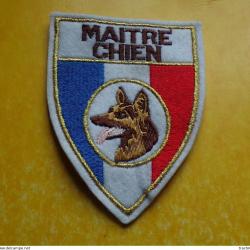 ECUSSON EN TISSU DE MAITRE CHIEN , DIMENSION 11,5 CM X 8,5 CM ,BON&nbsp; ETAT VOIR PHOTO&nbsp; . POUR TOUT REN