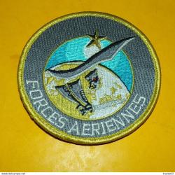 ECUSSON EN TISSU DES FORCES AERIENNES AVEC SCRACH , DIAMETRE 9 CM ,&nbsp; BON ETAT VOIR PHOTOS .    POUR