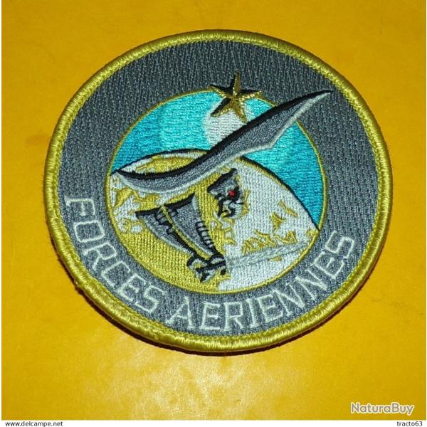 ECUSSON EN TISSU DES FORCES AERIENNES AVEC SCRACH , DIAMETRE 9 CM ,� BON ETAT VOIR PHOTOS .    POUR