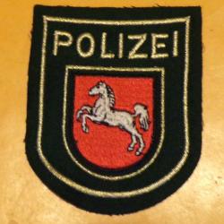 ECUSSON TISSU :&nbsp;ALLEMAGNE  :&nbsp;POLIZEI AVEC&nbsp;UN&nbsp;CHEVAL CABRE DANS UN ECU ROUGE&nbsp;&nbsp;,&nbsp;ETAT VOIR PHOTO&nbsp; . PO