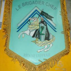 FANION LE BRIGADIER CHEF RIEN NE L'EFFRAIE , DIMENSION VOIR PHOTOS&nbsp;  , BON&nbsp; ETAT&nbsp; VOIR PHOTOS . POUR