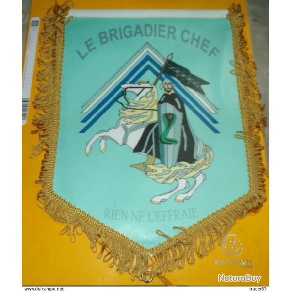 FANION LE BRIGADIER CHEF RIEN NE L'EFFRAIE , DIMENSION VOIR PHOTOS�  , BON� ETAT� VOIR PHOTOS . POUR