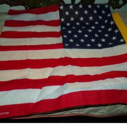 FOULARD EN DRAPEAU AMERICAIN , 100 % COTON&nbsp; ,DIMENSION 53 CM&nbsp;&nbsp;X 53&nbsp;CM ,BON ETAT VOIR PHOTOS . POUR T