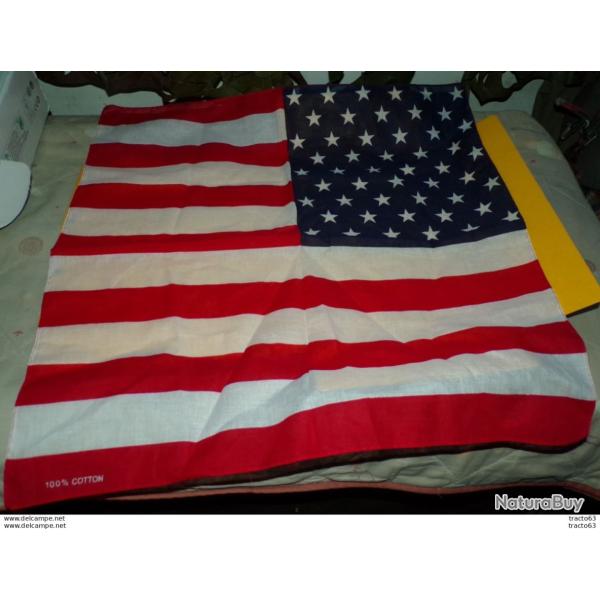 FOULARD EN DRAPEAU AMERICAIN , 100 % COTON� ,DIMENSION 53 CM��X 53�CM ,BON ETAT VOIR PHOTOS . POUR T
