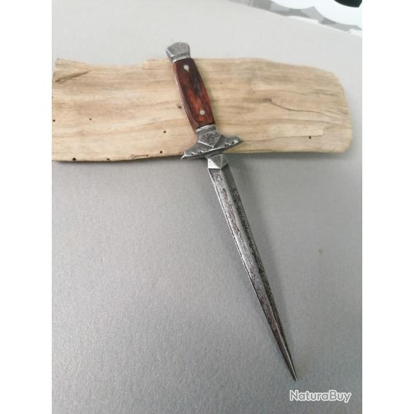 Dague de vertu bois