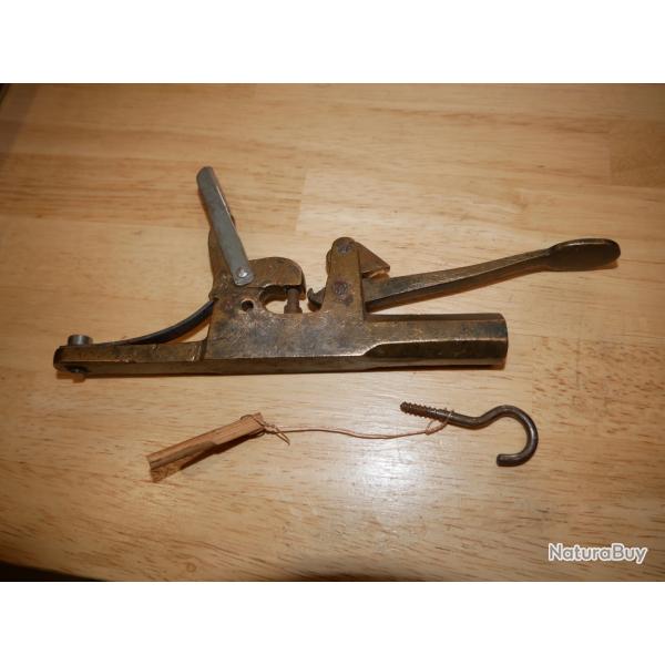 Pi�ge � feu � percussion type pi�ge � taupe en laiton en bon �tat