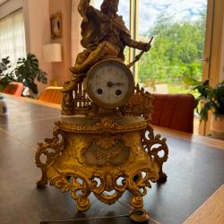 Grande Pendule dor&eacute; &agrave; d&eacute;cor d'un chasseur fin XIXe si&egrave;cle