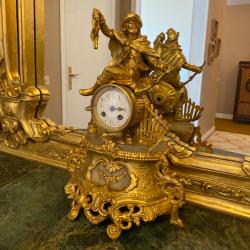 Grande Pendule dor&eacute; &agrave; d&eacute;cor d'un chasseur fin XIXe si&egrave;cle
