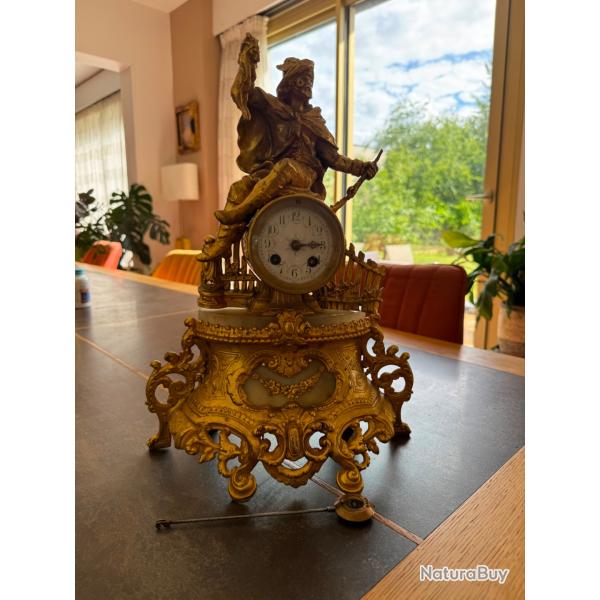 Grande Pendule dor� � d�cor d'un chasseur fin XIXe si�cle