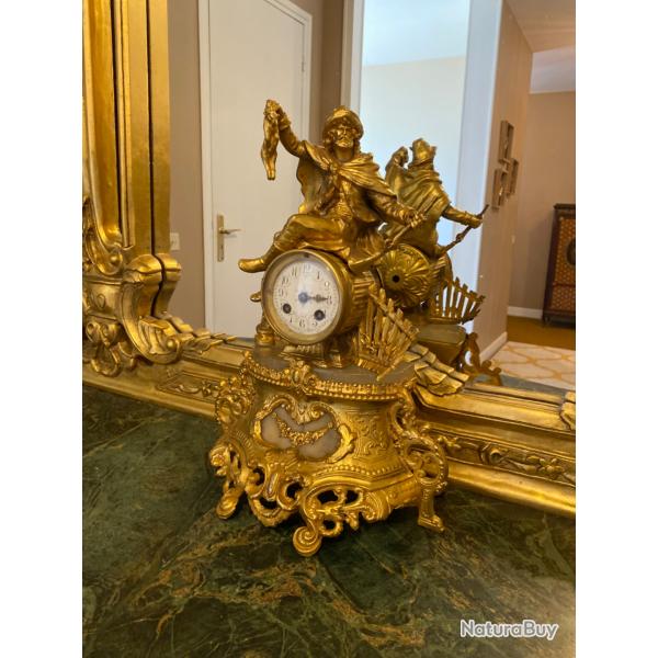 Grande Pendule dor� � d�cor d'un chasseur fin XIXe si�cle