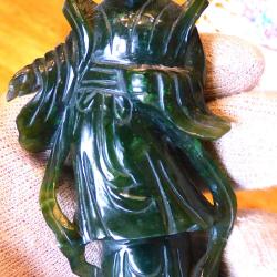 SUPERBE OKIMONO EN PIERRE DURE VERT FONCE , BELLE DAME NOBLE ASIATIQUE DEBOUT SUR SOCLE NOIR