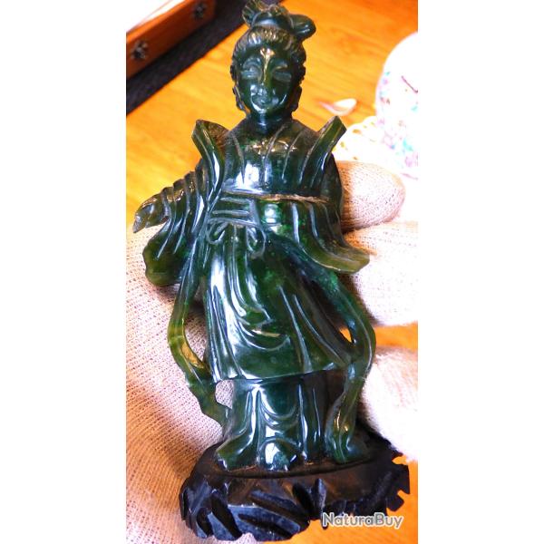 SUPERBE OKIMONO EN PIERRE DURE VERT FONCE , BELLE DAME NOBLE ASIATIQUE DEBOUT SUR SOCLE NOIR