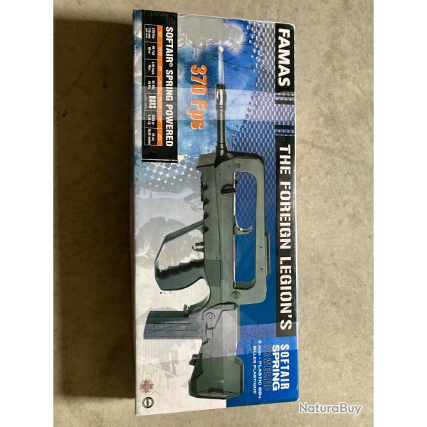 [VENDU POUR PI�CES / D�CORATION] R�plique Airsoft FAMAS Spring